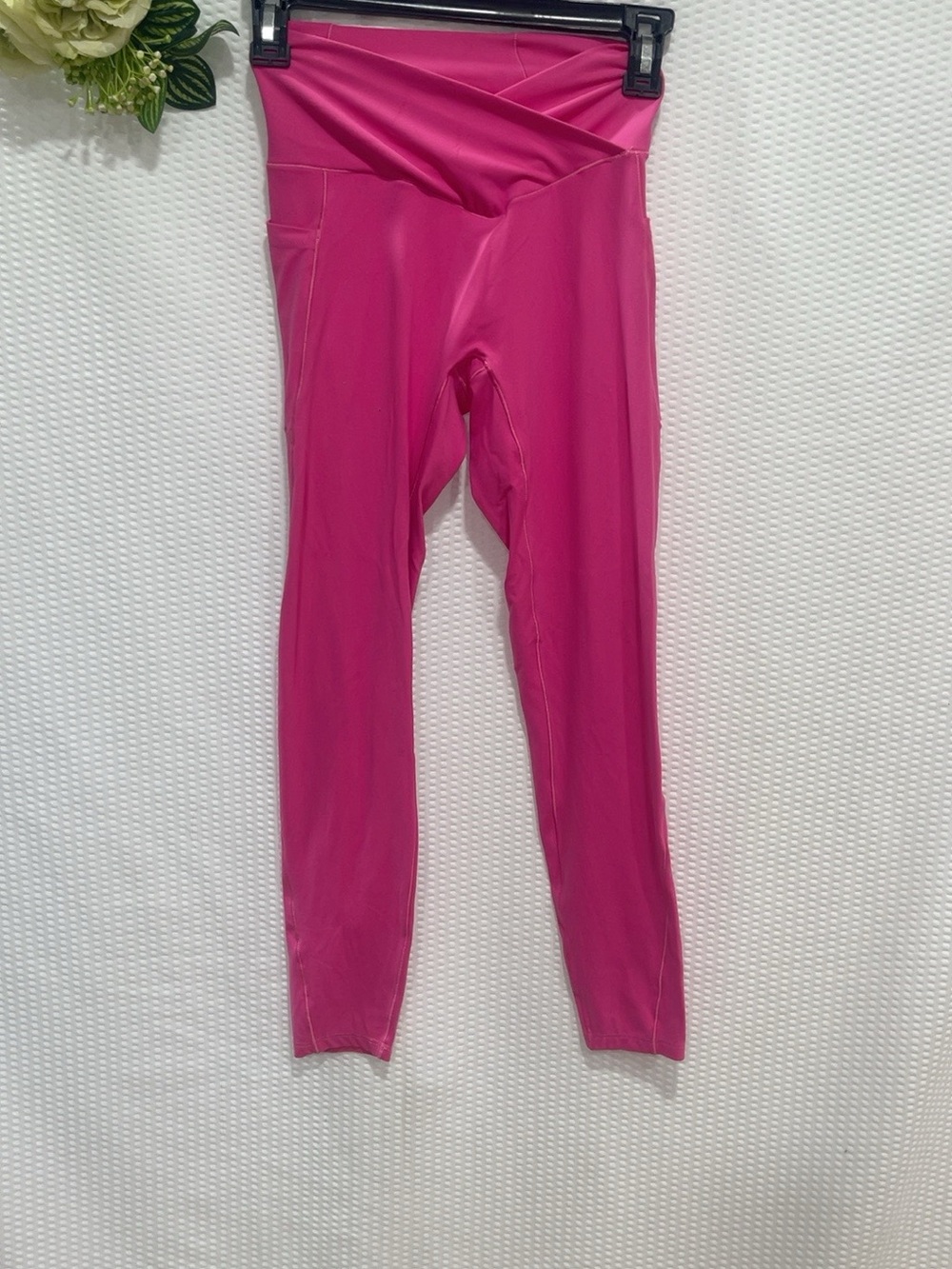 Halara Women’s Small Hot Pink Crossover High Waist 7/8 Pocket Leggings NWOT
New